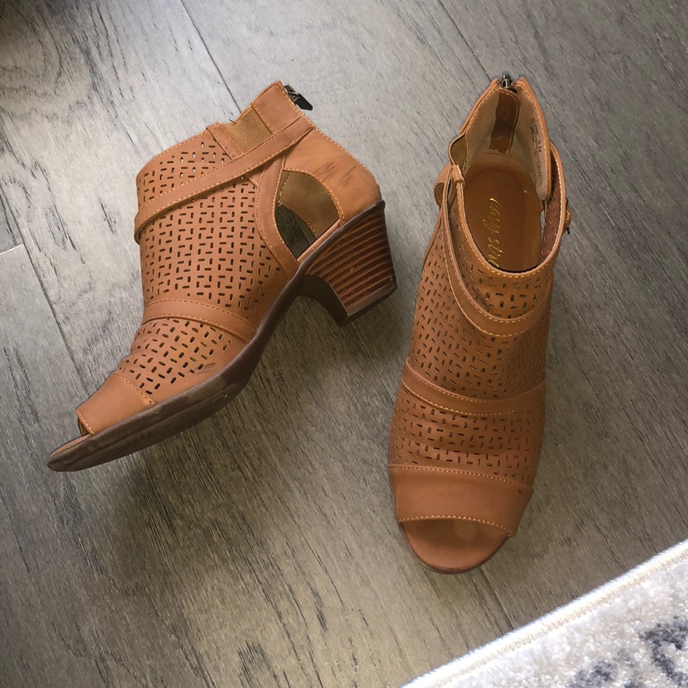 Sz 8 Easy Street Caramel Tan Booties